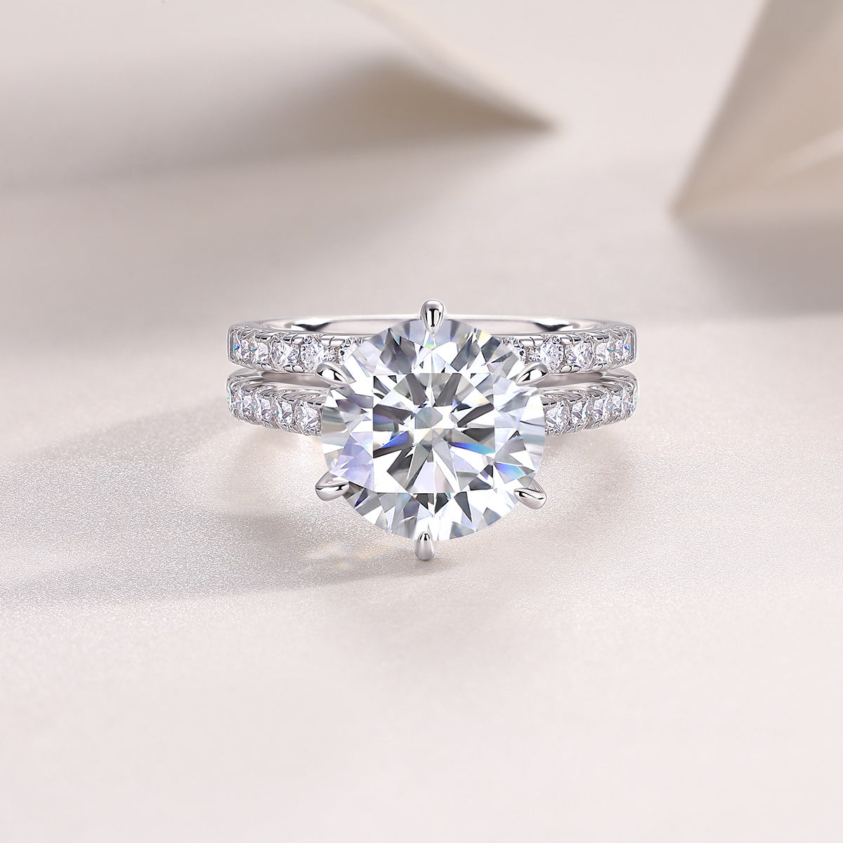Arrange Large Diamond Rings. Luxuriously And Fashionably Moissanite Silver Rings set