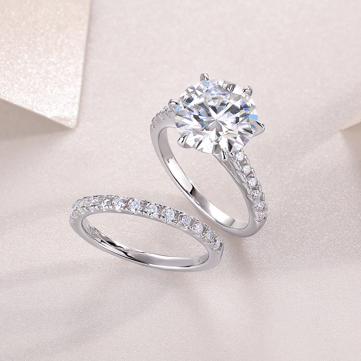 Arrange Large Diamond Rings. Luxuriously And Fashionably Moissanite Silver Rings set